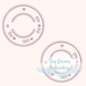 Puede incluir: Dos dise&ntilde;os circulares en rosa y blanco. El dise&ntilde;o superior tiene las palabras "am", "ins", "lbs" y "ozs" alrededor del c&iacute;rculo. El dise&ntilde;o inferior tiene las palabras "pm", "ins", "lbs" y "ozs" alrededor del c&iacute;rculo, con el texto "Tiny Dreams Embroidery".
