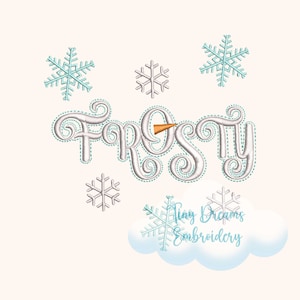 Peut inclure: Broderie du mot "Frosty" en écriture cursive blanche avec un petit nez de carotte orange. Le motif est entouré de six flocons de neige bleus.