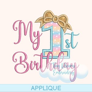 Puede incluir: Un diseño de aplique colorido para un primer cumpleaños. El diseño presenta las palabras "My 1st Birthday" en escritura rosa y azul, con un lazo dorado con purpurina y el número uno. La palabra "Applique" está en la parte inferior.