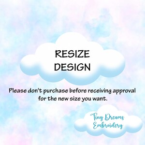 Puede incluir: Una nube blanca con el texto "RESIZE DESIGN" en negro. Debajo de la nube está el texto "Por favor, no compre antes de recibir la aprobación para el nuevo tamaño que desea." y el texto "Tiny Dreams Embroidery" en forma de nube.