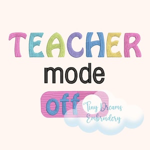 Puede incluir: Diseño bordado con el texto "Teacher Mode Off" en letras de colores. La palabra "Teacher" está en colores arcoíris y la palabra "Mode" está en negro. La palabra "Off" está en letras azules sobre un rectángulo rosa. El diseño incluye una nube blanca con el texto "Tiny Dreams Embroidery".