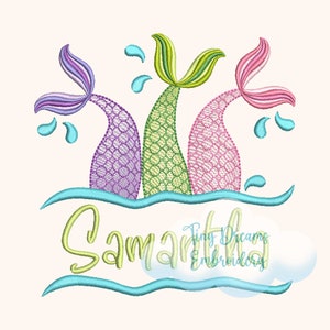 Könnte beinhalten: Drei Meerjungfrauen-Schwänze mit lila, grünen und rosa Schuppen, mit einer blauen Welle und dem Namen "Samantha" in blauer Schrift.