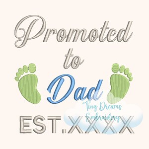 Peut inclure: Une broderie avec les mots "Promu Papa" en écriture cursive, avec un "Papa" bleu et des empreintes de pieds de bébé vertes. Le design comprend également "EST. XXXX" et "Tiny Dreams Embroidery".