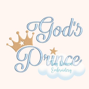 Peut inclure: Broderie avec le texte "God's Prince" en écriture cursive bleue. Une couronne dorée avec une étoile est au-dessus du mot "Prince". Une petite étoile dorée est au-dessus du mot "Prince". Le texte "Tiny Dreams Embroidery" est en dessous du motif.