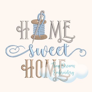 Può includere: Design ricamato con il testo "Home Sweet Home" in un font corsivo. Un rocchetto di filo e un ago sono sopra la parola "Home". Il testo "Tiny Dreams Embroidery" è sotto il design.