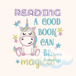 Könnte beinhalten: Gesticktes Design mit einem sitzenden Einhorn mit Regenbogenmähne und -horn. Der Text lautet „LESEN EIN GUTES BUCH KANN magisch SEIN“ mit Sternakzenten. Das Design ist in Pastellfarben auf cremefarbenem Hintergrund.