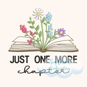 Op de afbeelding: Een borduurontwerp met een open boek met kleurrijke bloemen die uit de pagina's groeien. De tekst "JUST ONE MORE chapter" staat onder het boek.