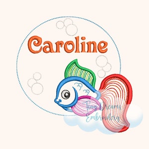 Puede incluir: Diseño bordado de un pez colorido con una burbuja y el nombre Caroline en texto naranja.
