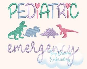 Puede incluir: Diseño bordado con las palabras "Pediatría Urgencias" en una fuente de escritura púrpura. El diseño también incluye cuatro dinosaurios en varios colores: verde, azul, morado y rosa. La palabra "Pediatría" tiene dos corazones rosas encima.