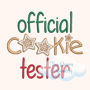 Puede incluir: Diseño bordado con las palabras "official cookie tester" en verde, beige y rojo. La palabra "cookie" presenta galletas en forma de estrella con detalles blancos y beige. El diseño está sobre un fondo crema.