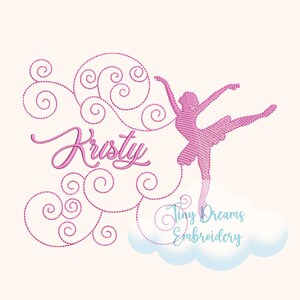 Puede incluir: Diseño bordado en rosa de una bailarina bailando sobre una nube con el nombre "Kristy" y el texto "Tiny Dreams Embroidery" debajo.