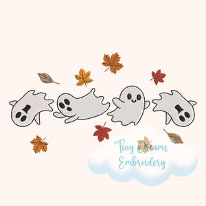 Puede incluir: Diseño bordado con cuatro fantasmas blancos de dibujos animados con ojos y bocas negras, rodeados de hojas de otoño en tonos naranja, rojo y marrón. También se incluye el texto "Tiny Dreams Embroidery".