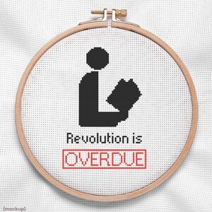 Op de afbeelding: Een witte borduurring met een zwart silhouet van een persoon die een boek leest. De tekst "Revolution is OVERDUE" staat in rood onder het silhouet.