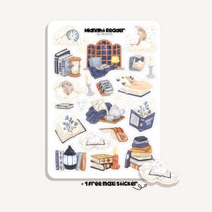 Op de afbeelding: Een stickervel met illustraties van boeken, kaarsen, manen en wolken. De tekst "Midnight Reader" staat bovenaan. Het vel bevat een bonussticker. Het kleurenpalet is zacht met blauw, geel en bruin.