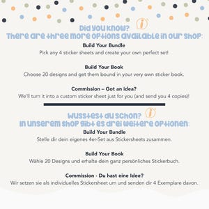 Op de afbeelding: Een promotieafbeelding met tekst in het Engels en Duits, die stickerbladopties adverteert. De tekst bevat "Build Your Bundle", "Build Your Book" en aangepaste stickerbladopdrachten. De achtergrond heeft kleurrijke stippen.