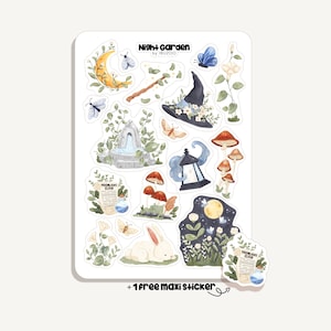 Puede incluir: Una hoja de pegatinas con ilustraciones de acuarela con temática de Jardín Nocturno. Los diseños incluyen una luna creciente, mariposas, un sombrero de bruja, setas, una linterna, un conejo y el texto "Moonlight Elixir". Incluye una pegatina maxi gratis.