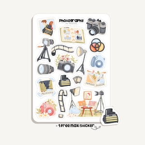 Puede incluir: Una hoja de pegatinas titulada Photography by IBUZOO que presenta varias ilustraciones incluyendo cámaras, trípodes, tiras de película, un álbum de fotos, iluminación de estudio y fotos estilo polaroid con etiquetas como Melancholy, Memories y Freedom.