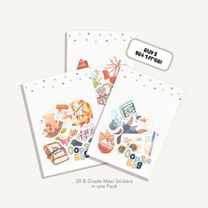 Könnte beinhalten: Drei Sticker-Packs mit verschiedenen Illustrationen, darunter ein Schwein, eine Pizza und ein Schneemann. Die Packs sind weiß mit bunten Punkten und dem Text "Oopsie Bag". Ein grünes Rechteck liest "BUY 2 get 1 free!" und der Text "20 B-Grade Maxi Stickers in one Pack".