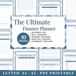 Può includere: Un planner finanziario stampabile di 10 pagine, che include un budget mensile, un registro di risparmi, un tracker di fatture, un tracker di entrate e un tracker di spese. Il planner è progettato con un motivo geometrico blu e bianco.