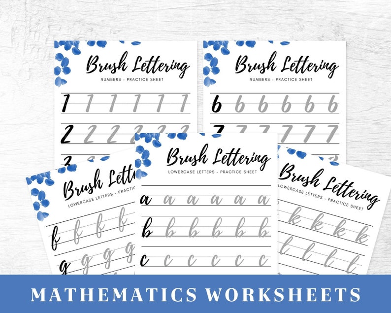 Pode incluir: Quatro folhas de trabalho imprim&iacute;veis para praticar caligrafia com pincel. As folhas de trabalho apresentam letras min&uacute;sculas, n&uacute;meros e as palavras "Brush Lettering" em um design floral azul e branco.