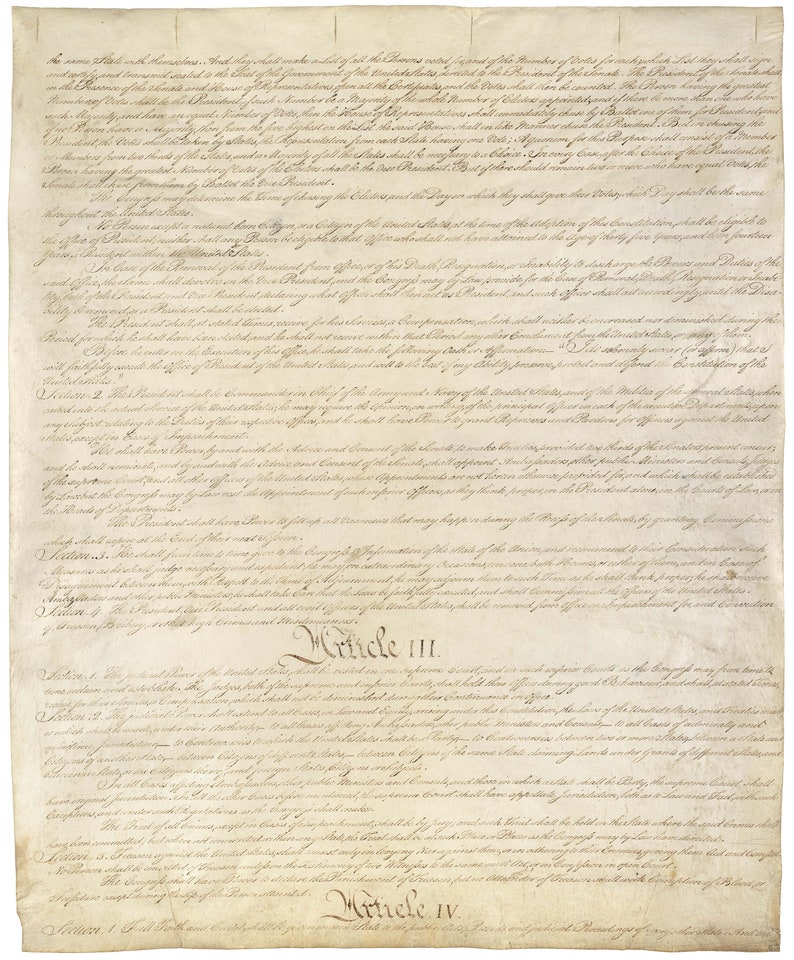 Puede incluir: Un documento hist&oacute;rico, la Constituci&oacute;n de los Estados Unidos, escrito en letra cursiva en papel envejecido. El texto incluye el pre&aacute;mbulo y los cuatro primeros art&iacute;culos de la Constituci&oacute;n.
