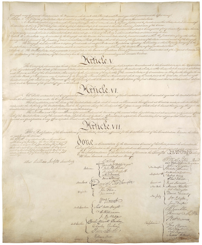 Puede incluir: Un documento hist&oacute;rico, la Constituci&oacute;n de los Estados Unidos, firmada por delegados de cada estado. El documento est&aacute; escrito en letra cursiva en papel pergamino. El texto incluye el pre&aacute;mbulo y los art&iacute;culos de la Constituci&oacute;n. Las firmas de los delegados se enumeran debajo del texto, agrupando las delegaciones de cada estado.