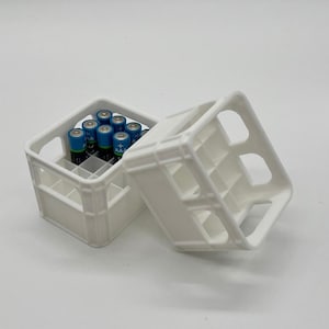 Puede incluir: Un juego de tres tazas de cerámica con un acabado mate moteado. Cada taza presenta un color diferente: azul claro, crema y gris. Las tazas tienen un diseño simple y moderno y un asa cómoda.