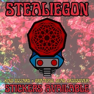 Könnte beinhalten: Eine rote und blaue Illustration eines Stealiegons, einer Mischung aus dem Steal Your Face der Grateful Dead und dem Gizzverse-Charakter von King Gizzard and the Lizard Wizard, vor einem Hintergrund aus rosa Rosen. Der Text "KING GIZZARD x GRATEFUL DEAD CROSSOVER! STICKERS AVAILABLE" befindet sich am unteren Rand des Bildes.