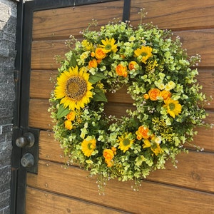 Couronne d'été la plus vendue pour les portes d'entrée. Tournesols, renoncules, marguerites, couronne d'eucalyptus. Couronne de printemps, d'été et d'automne pour l'extérieur image 4