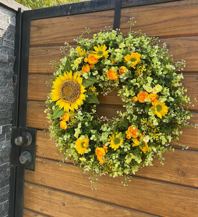 Couronne d'été la plus vendue pour les portes d'entrée. Tournesols, renoncules, marguerites, couronne d'eucalyptus. Couronne de printemps, d'été et d'automne pour l'extérieur image 4