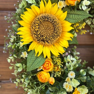 Couronne d'été la plus vendue pour les portes d'entrée. Tournesols, renoncules, marguerites, couronne d'eucalyptus. Couronne de printemps, d'été et d'automne pour l'extérieur image 5