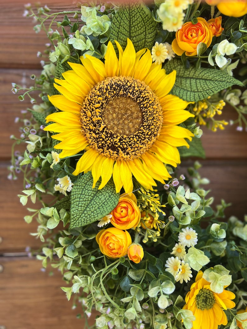 Couronne d'été la plus vendue pour les portes d'entrée. Tournesols, renoncules, marguerites, couronne d'eucalyptus. Couronne de printemps, d'été et d'automne pour l'extérieur image 5