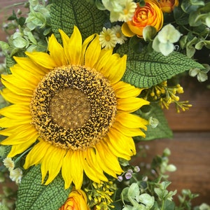 Couronne d'été la plus vendue pour les portes d'entrée. Tournesols, renoncules, marguerites, couronne d'eucalyptus. Couronne de printemps, d'été et d'automne pour l'extérieur image 10