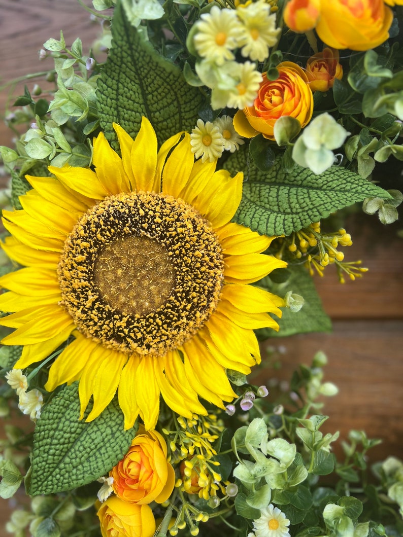 Couronne d'été la plus vendue pour les portes d'entrée. Tournesols, renoncules, marguerites, couronne d'eucalyptus. Couronne de printemps, d'été et d'automne pour l'extérieur image 10