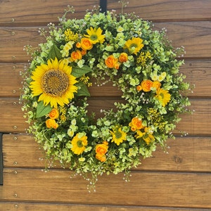 Couronne d'été la plus vendue pour les portes d'entrée. Tournesols, renoncules, marguerites, couronne d'eucalyptus. Couronne de printemps, d'été et d'automne pour l'extérieur image 1