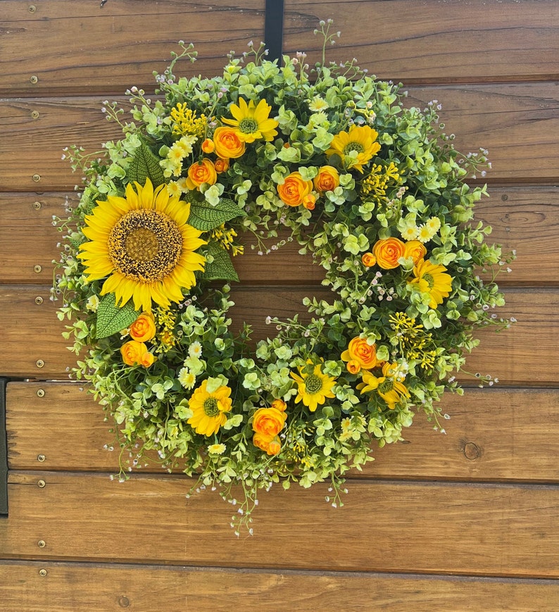 Couronne d'été la plus vendue pour les portes d'entrée. Tournesols, renoncules, marguerites, couronne d'eucalyptus. Couronne de printemps, d'été et d'automne pour l'extérieur image 1