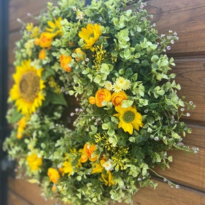 Couronne d'été la plus vendue pour les portes d'entrée. Tournesols, renoncules, marguerites, couronne d'eucalyptus. Couronne de printemps, d'été et d'automne pour l'extérieur image 3