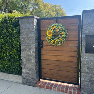 Couronne d'été la plus vendue pour les portes d'entrée. Tournesols, renoncules, marguerites, couronne d'eucalyptus. Couronne de printemps, d'été et d'automne pour l'extérieur image 2