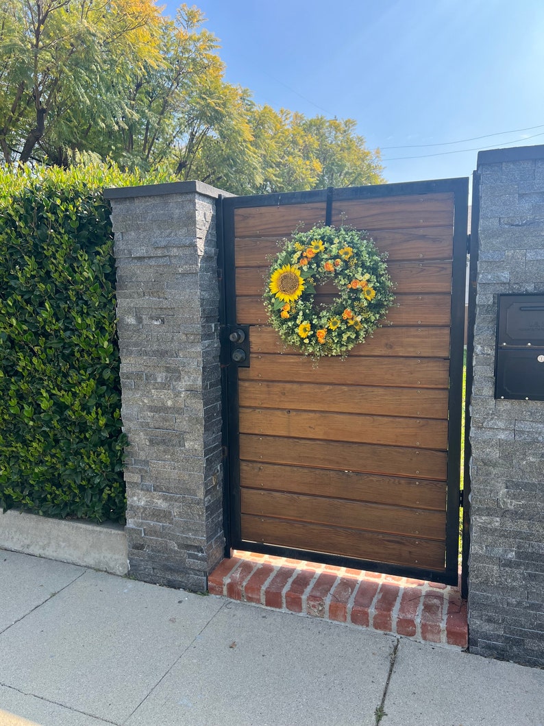 Couronne d'été la plus vendue pour les portes d'entrée. Tournesols, renoncules, marguerites, couronne d'eucalyptus. Couronne de printemps, d'été et d'automne pour l'extérieur image 2