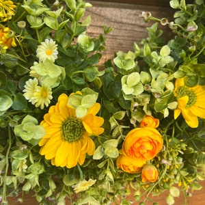 Couronne d'été la plus vendue pour les portes d'entrée. Tournesols, renoncules, marguerites, couronne d'eucalyptus. Couronne de printemps, d'été et d'automne pour l'extérieur image 9