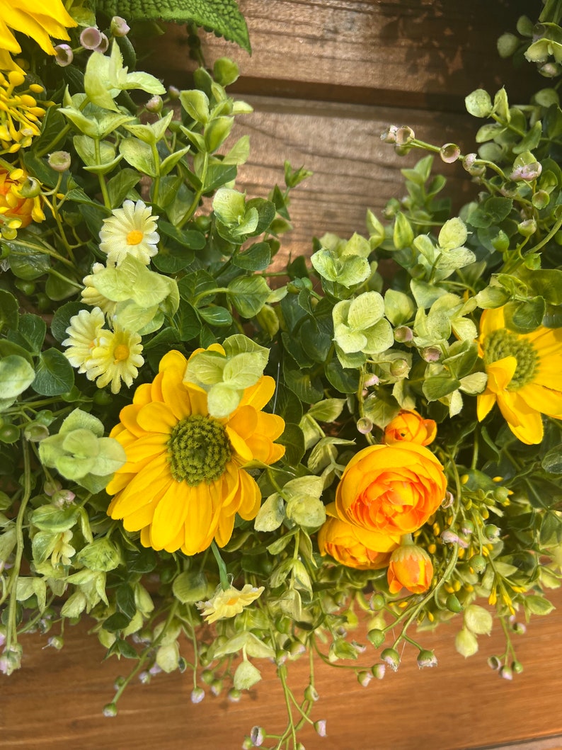 Couronne d'été la plus vendue pour les portes d'entrée. Tournesols, renoncules, marguerites, couronne d'eucalyptus. Couronne de printemps, d'été et d'automne pour l'extérieur image 9