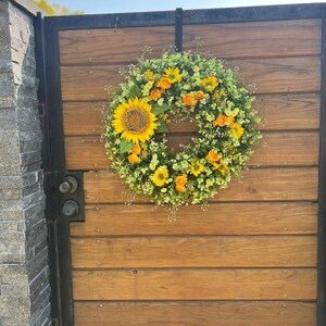 Couronne d'été la plus vendue pour les portes d'entrée. Tournesols, renoncules, marguerites, couronne d'eucalyptus. Couronne de printemps, d'été et d'automne pour l'extérieur image 6