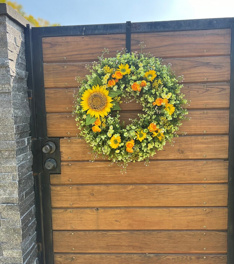 Best-selling summer wreath for front doors. Sunflowers, ranunculus, daisies, eucalyptus wreath. Spring, summer and fall wreath for outdoor immagine 6