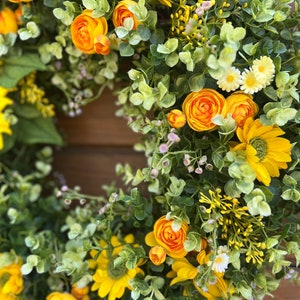 Couronne d'été la plus vendue pour les portes d'entrée. Tournesols, renoncules, marguerites, couronne d'eucalyptus. Couronne de printemps, d'été et d'automne pour l'extérieur image 7