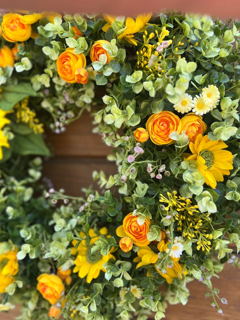 Couronne d'été la plus vendue pour les portes d'entrée. Tournesols, renoncules, marguerites, couronne d'eucalyptus. Couronne de printemps, d'été et d'automne pour l'extérieur image 7