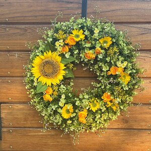 Couronne d'été la plus vendue pour les portes d'entrée. Tournesols, renoncules, marguerites, couronne d'eucalyptus. Couronne de printemps, d'été et d'automne pour l'extérieur image 8