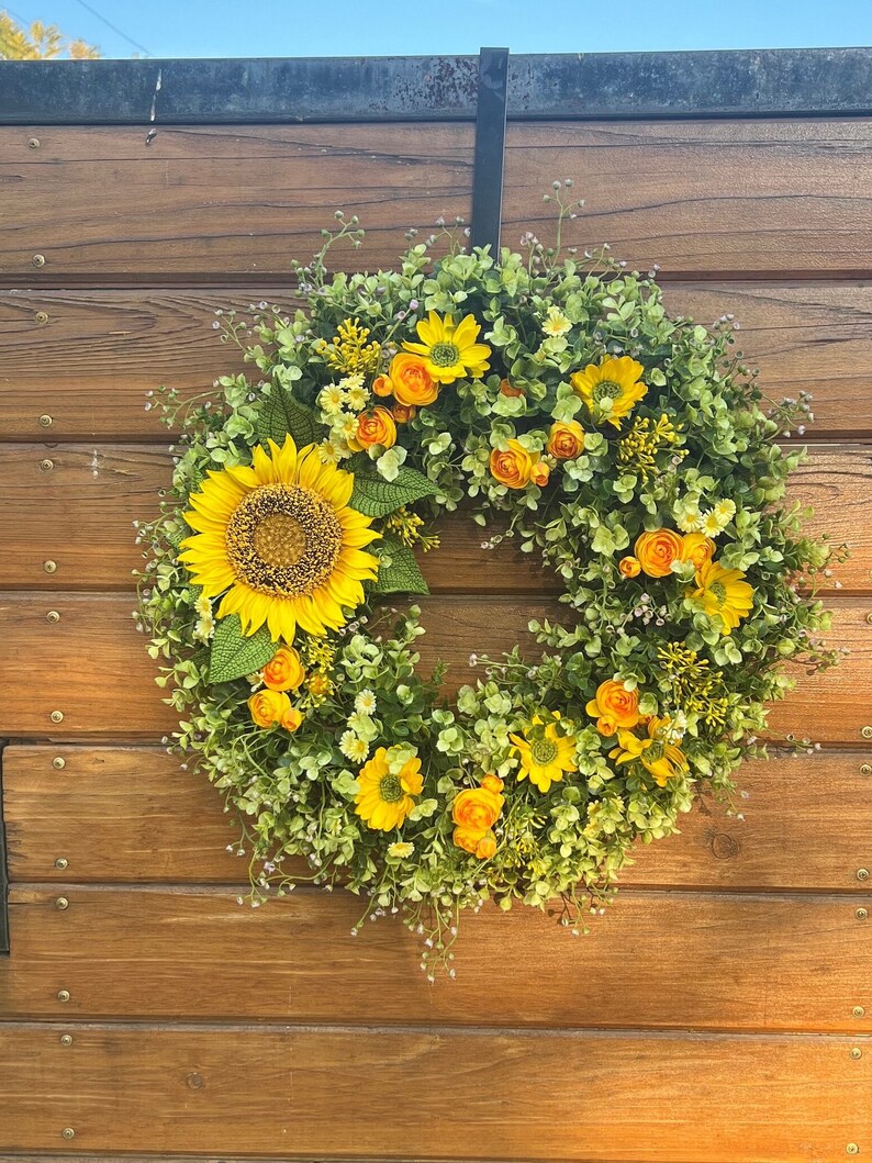 Couronne d'été la plus vendue pour les portes d'entrée. Tournesols, renoncules, marguerites, couronne d'eucalyptus. Couronne de printemps, d'été et d'automne pour l'extérieur image 8