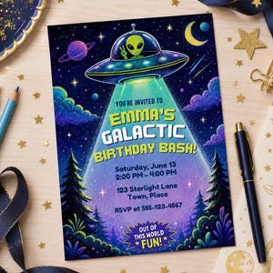 Puede incluir: Una tarjeta de invitación de cumpleaños rectangular con un alienígena verde en un platillo volante proyectando luz sobre un bosque. El texto dice: YOU'RE INVITED TO EMMA'S GALACTIC BIRTHDAY BASH! Saturday, June 13, 2:00 PM - 4:00 PM, 123 Starlight Lane, Town, Place, RSVP at 555-123-4567, OUT OF THIS WORLD FUN!
