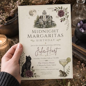 Puede incluir: Una tarjeta de invitación de cumpleaños rectangular con una ilustración de una casa embrujada, luna llena, gato negro, rana y una copa de margarita. El texto dice Midnight Margaritas Birthday, Julie Hart, sábado 24 de octubre a las 19:30, The Owens House, 13 Magnolia Lane, Salem, y RSVP a olivia@email.com.