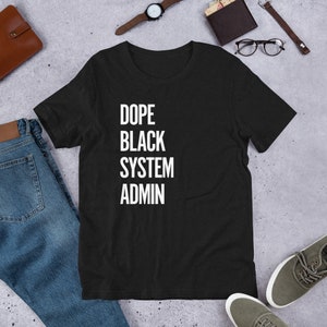Könnte beinhalten: Schwarzes T-Shirt mit weißem Text, der "Dope Black System Admin" lautet.